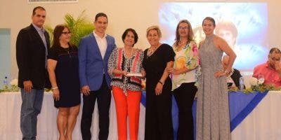 Club Naco rinde homenaje a entrenadora de natación Maritza Creus