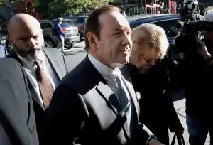 Kevin Spacey logra desestimación de un cargo y declara en defensa propia