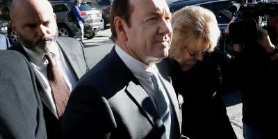 Kevin Spacey logra desestimación de un cargo y declara en defensa propia