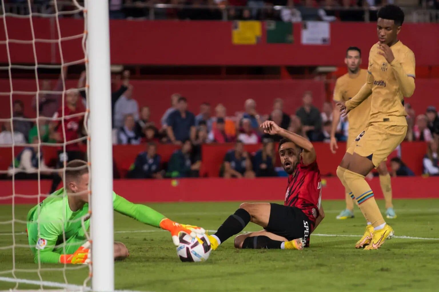 El Barça vence al Mallorca en el descanso con un gol de Lewandowski
