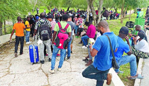 Migrantes haitianos son desalojados de México