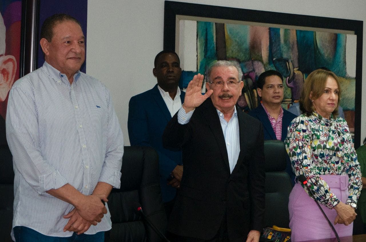 Danilo Medina juramenta a exdirigente de la Fuerza del Pueblo
