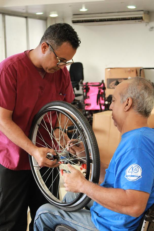 ADR recibe delegación estadounidense para capacitaciones y entrega sillas de ruedas