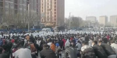 Empleados de fábrica de iPhones protestan por salario en China