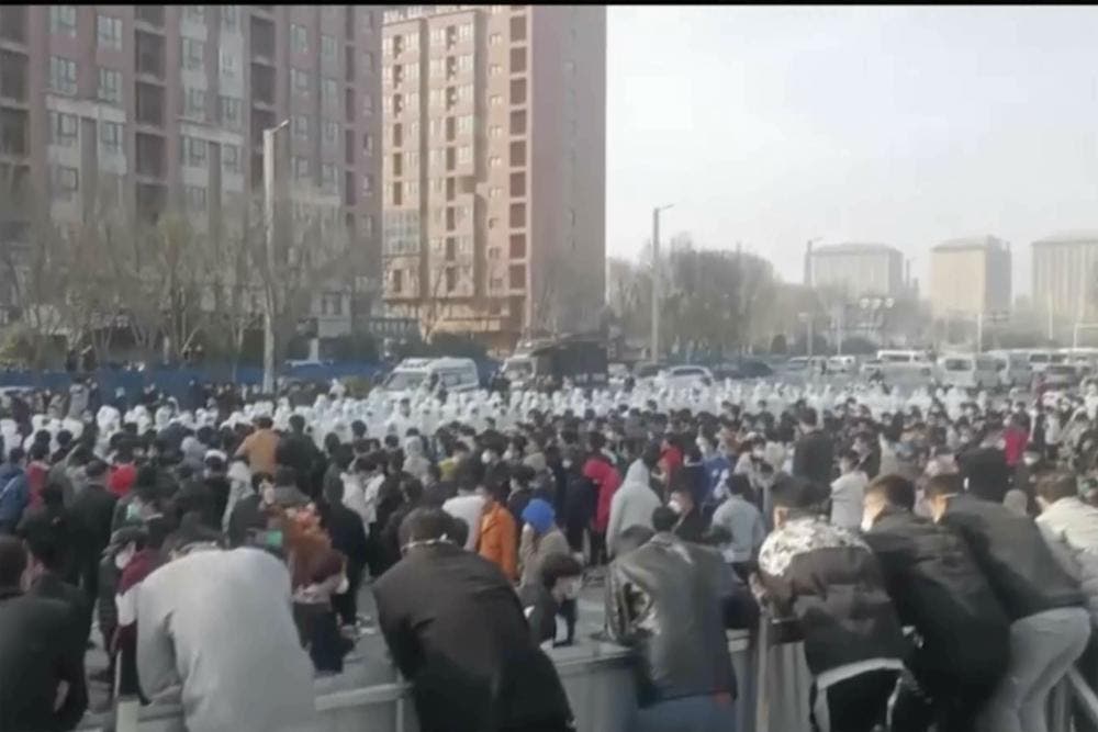 Empleados de fábrica de iPhones protestan por salario en China
