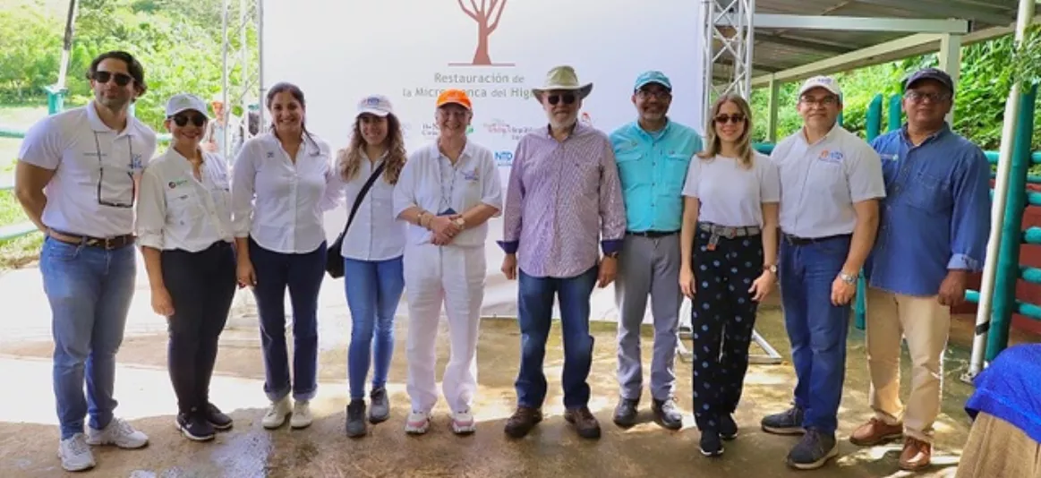 Representantes de ambas entidades, en la jornada de reforestación. Representantes de ambas entidades, en la jornada de reforestación.