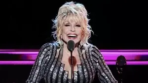 Por qué Jeff Bezos le donó US$100 millones a la leyenda del country Dolly Parton