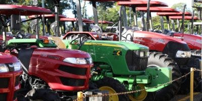 Abinader entrega 235 maquinarias a Agricultura con inversión de RD$415 millones