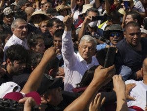 Presidente mexicano reclama respaldo en calles