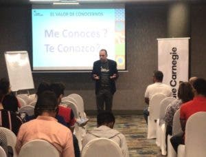 Dale Carnegie ofrece charla sobre liderazgo