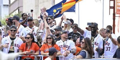 Astros celebran corona con desfile en Houston