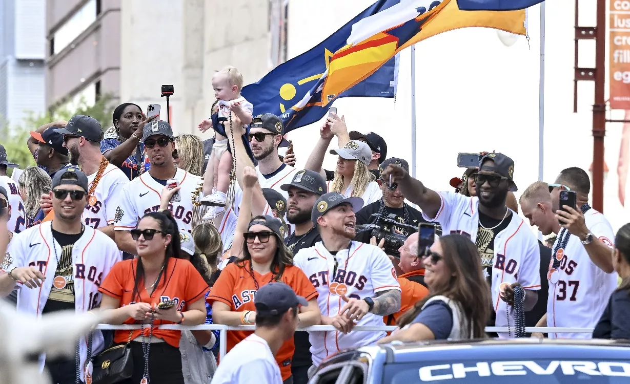 Astros celebran corona con desfile en Houston