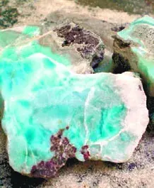 Gobierno mejora labores  de mineros Larimar