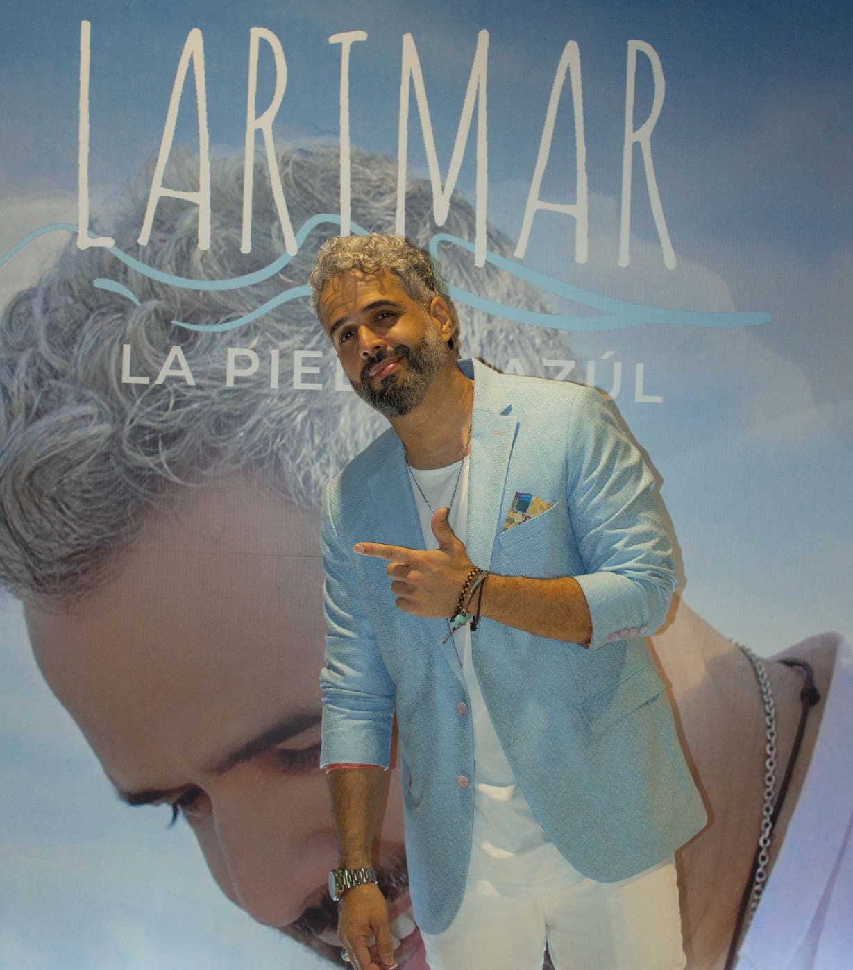 Daniel Santacruz  deja ver pasión por  Larimar en un documental