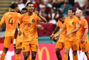 Holanda impuso a Catar todo su poder con un 2-0