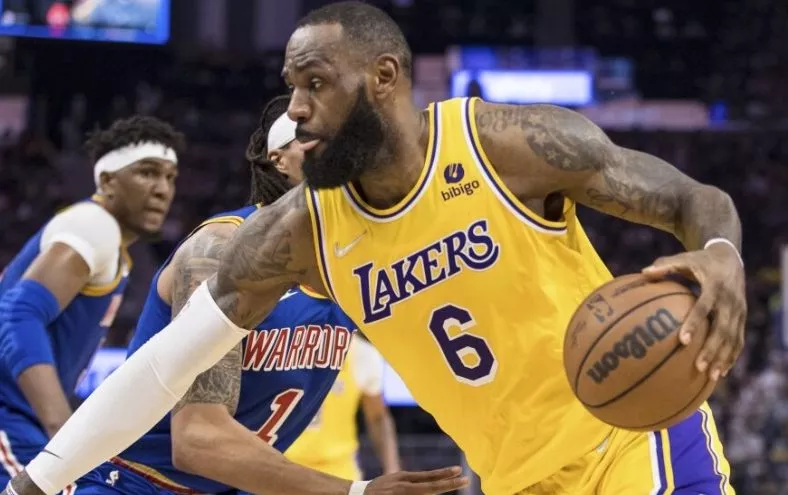LeBron James estelar jugador de los Ángeles Lakers. aP