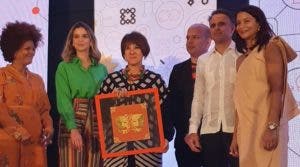 María Castillo es distinguida en el II Foro Caribe Naranja