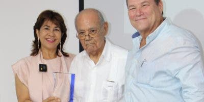 Docamed reconoce 50 años de labor  del pediatra Andrés Ríos Faxas