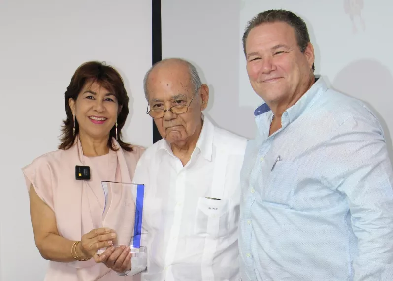 Jayne Cabreja de Domingo, Andrés Ríos Faxas y Ricardo Domingo. Jayne Cabreja de Domingo, Andrés Ríos Faxas y Ricardo Domingo.