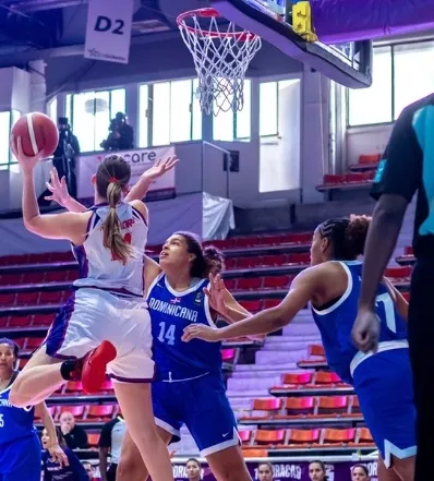 Acción del equipo dominicano en Centrobasket México.