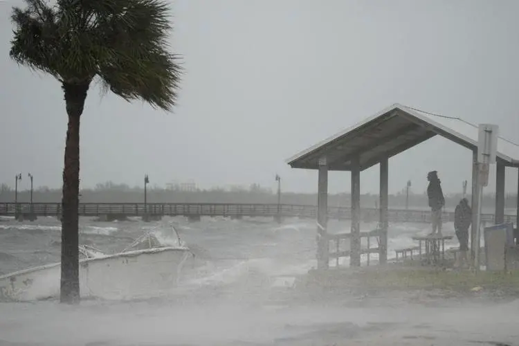 Huracán Nicole rompe barreras en Florida