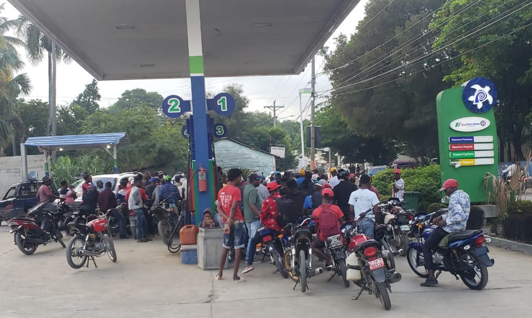 Contrabandistas modifican vehículos para transportar combustibles a Haití