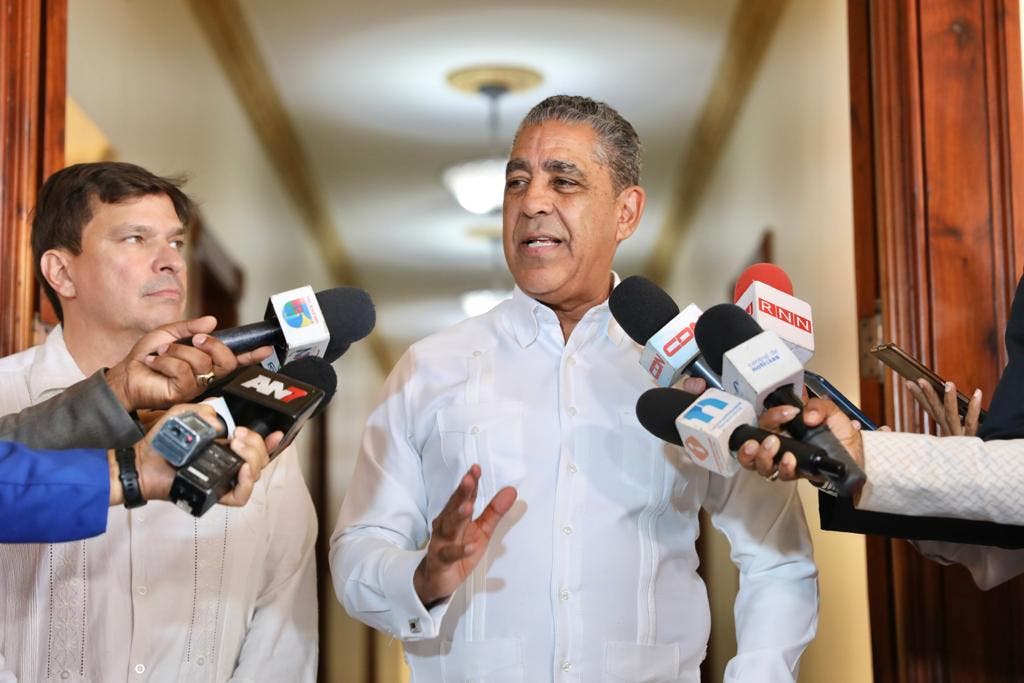 Congresista Adriano Espaillat solicita retirar alerta emitida por la Embajada de EE. UU. en RD