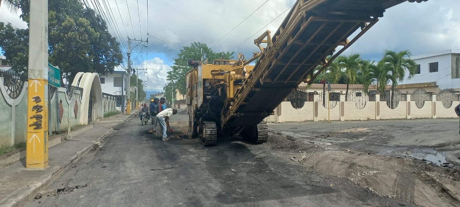 Tras protestas del lunes, calles empiezan a ser reparadas en el municipio Pimentel