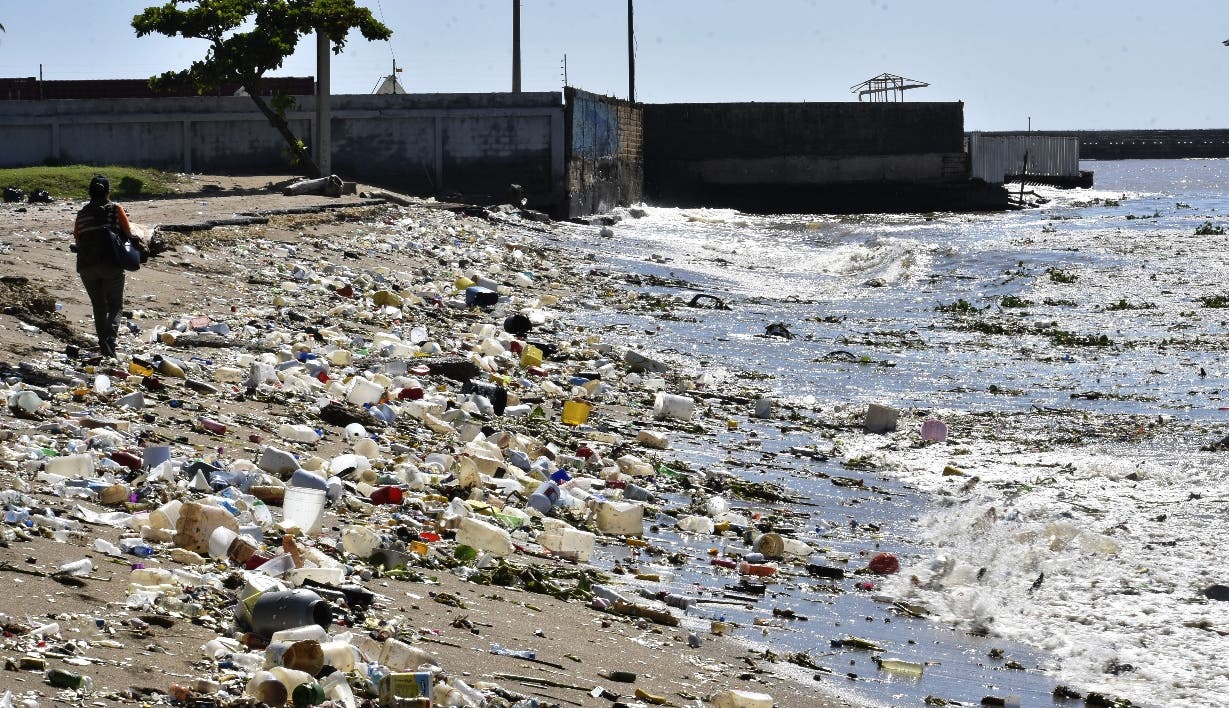 El Malecón quedó como el gran zafacón de basura de la capital tras intensas lluvias