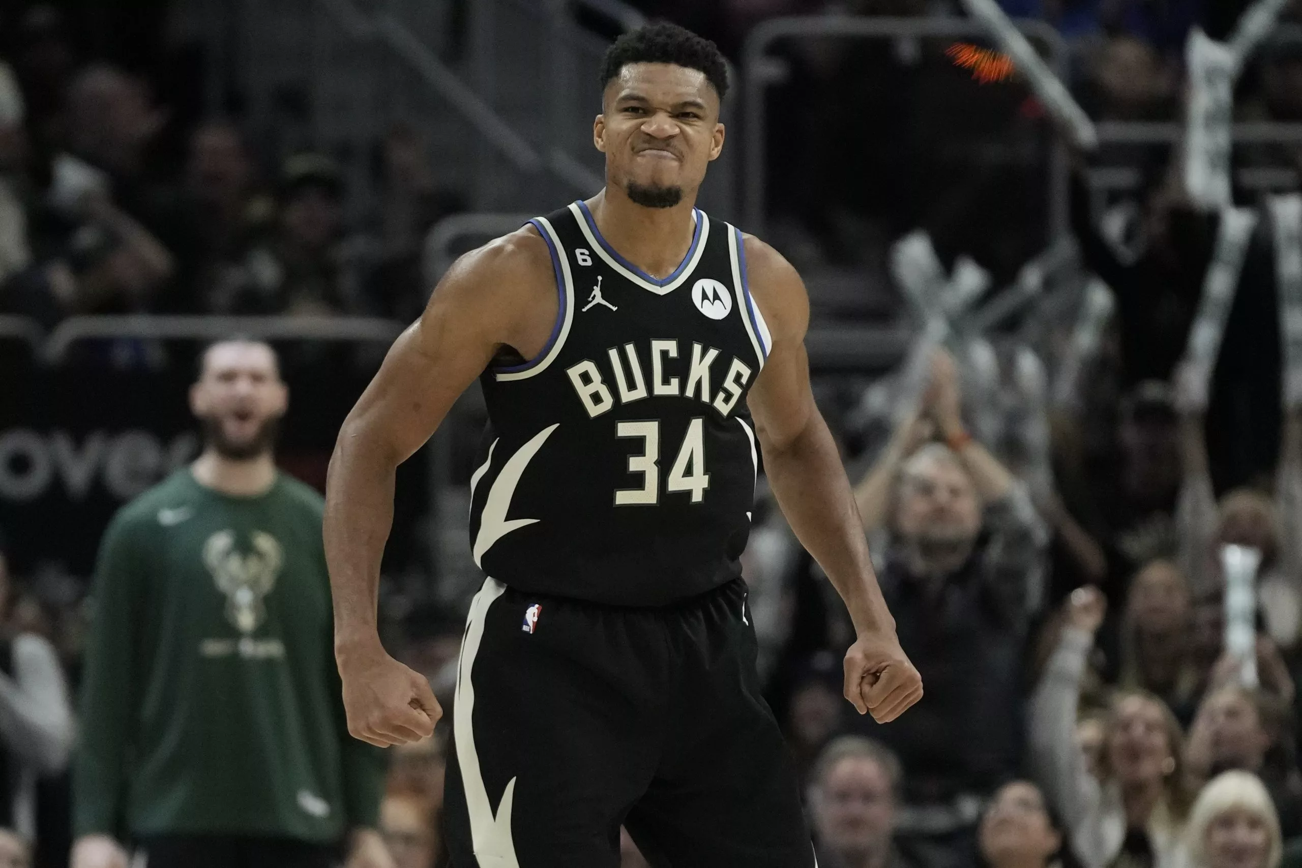 Antetokounmpo y Ayton, jugadores de la semana en la NBA