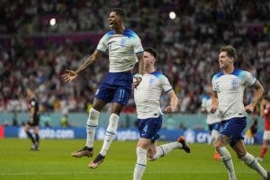 Inglaterra despacha 3-0 a Gales y se clasifica como primero