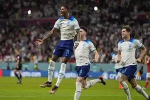 Inglaterra despacha 3-0 a Gales y se clasifica como primero