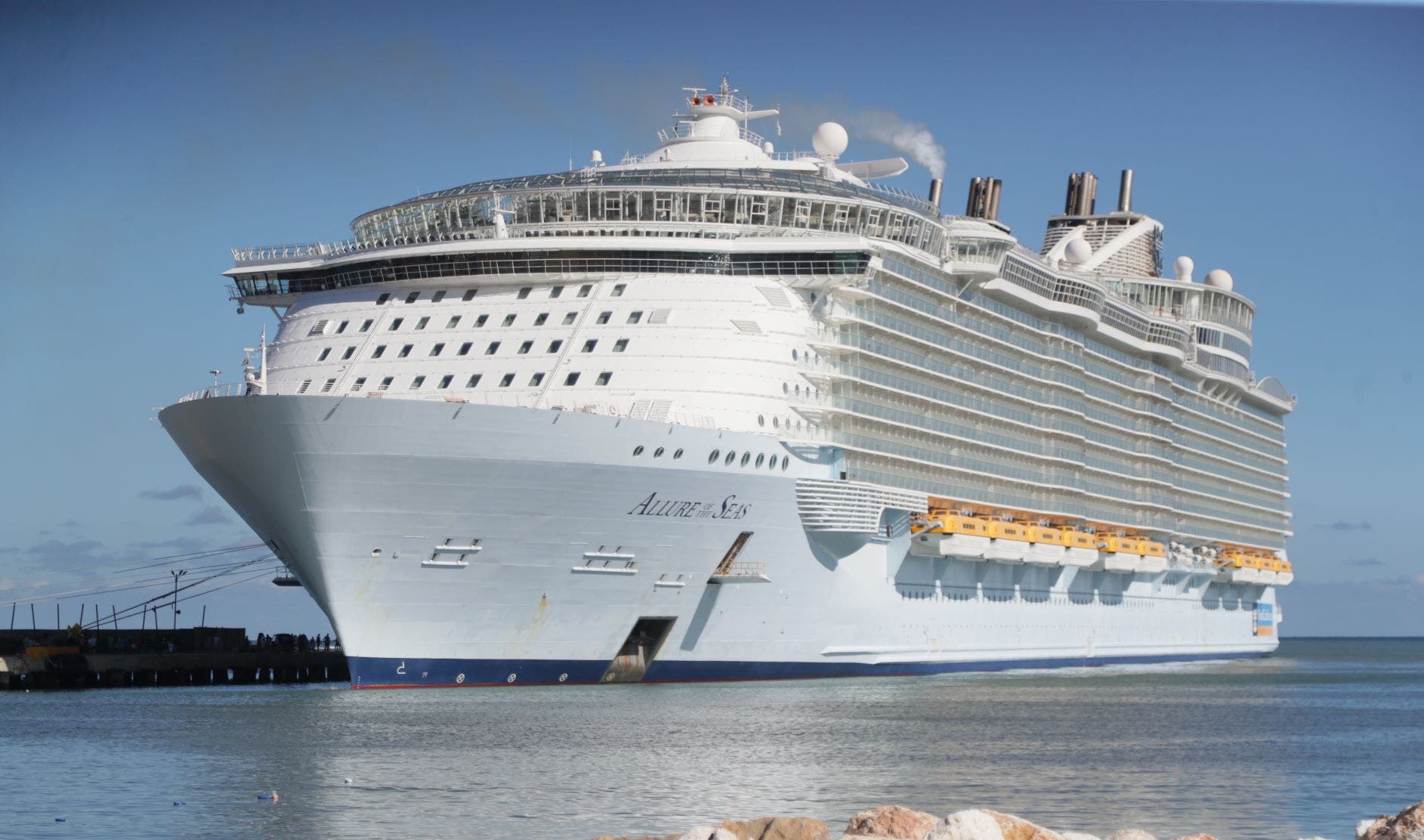 Taíno Bay recibe “Allure of the Seas“, uno de los barcos más grande del mundo
