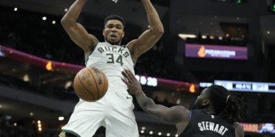 Los Bucks y Antetokounmpo siguen indomables en la NBA