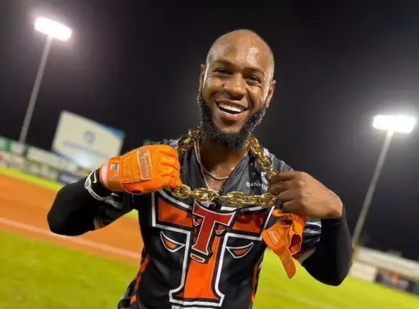 Bryan de la Cruz jugador destacado por los Toros
