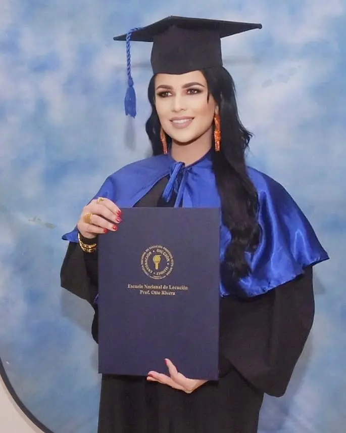 Penny Báez se gradúa  en Escuela Nacional de Locución
