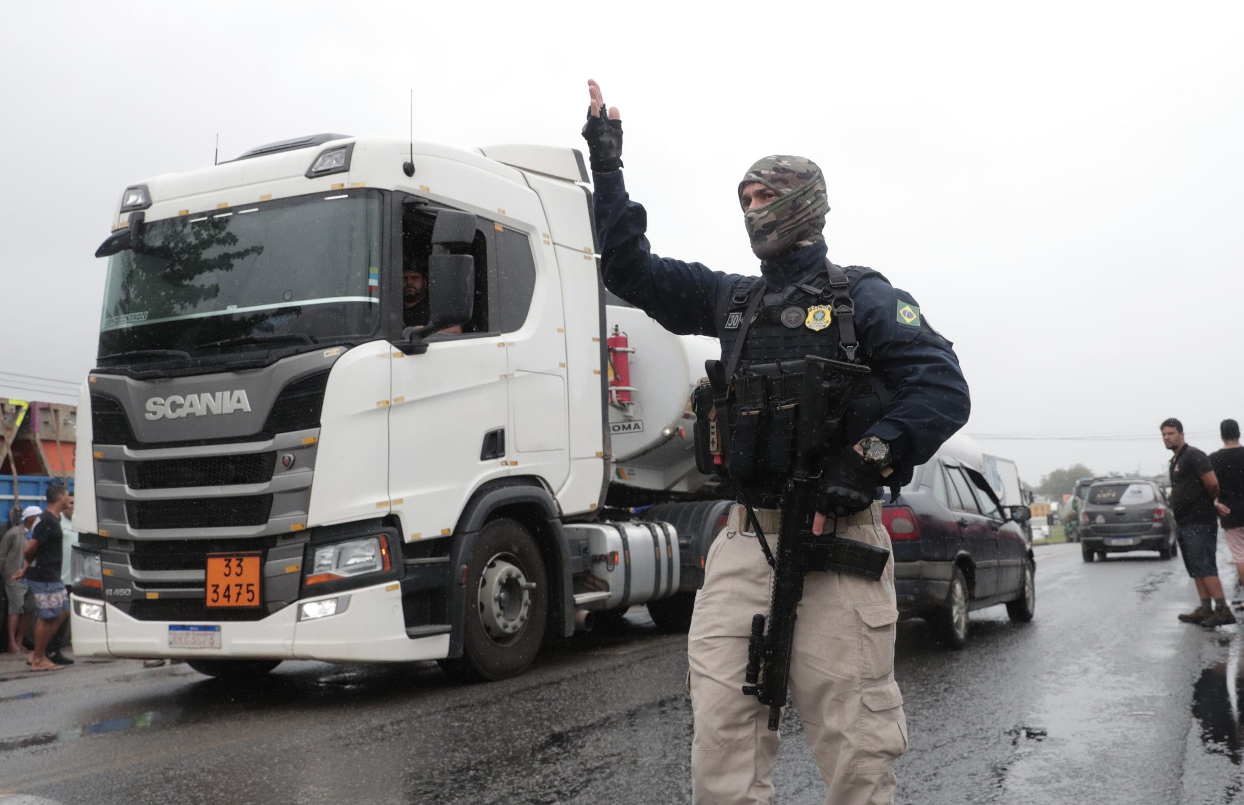 Bolsonaro afirma que bloqueos de camioneros son fruto de la “indignación»