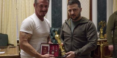 Sean Penn entrega a Zelenski su Oscar y lo  dejará en Kiev hasta la victoria