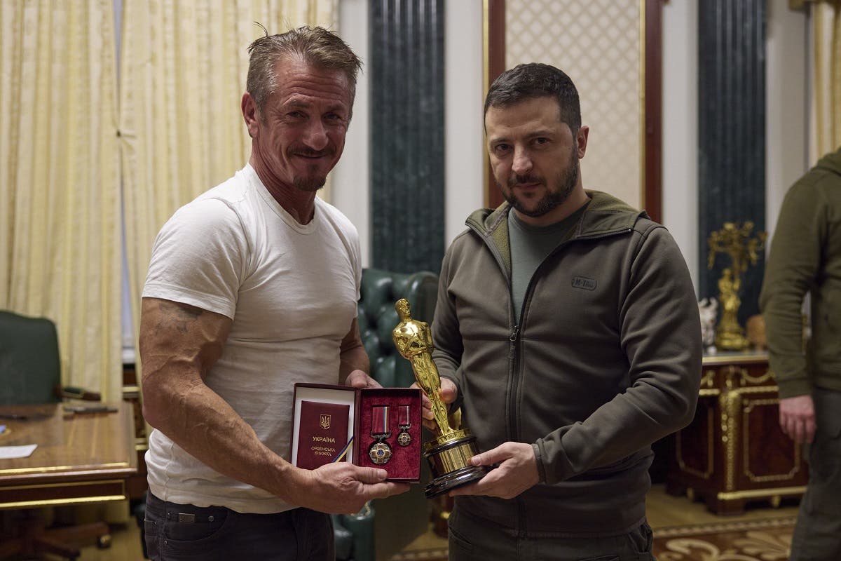 Sean Penn entrega a Zelenski su Oscar y lo  dejará en Kiev hasta la victoria