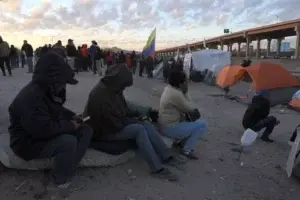 Arriba a Filadelfia bus de migrantes colombianos, cubanos y dominicanos 