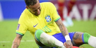 Neymar se lesiona tobillo en victoria de Brasil