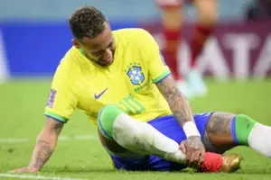 Neymar se lesiona tobillo en victoria de Brasil