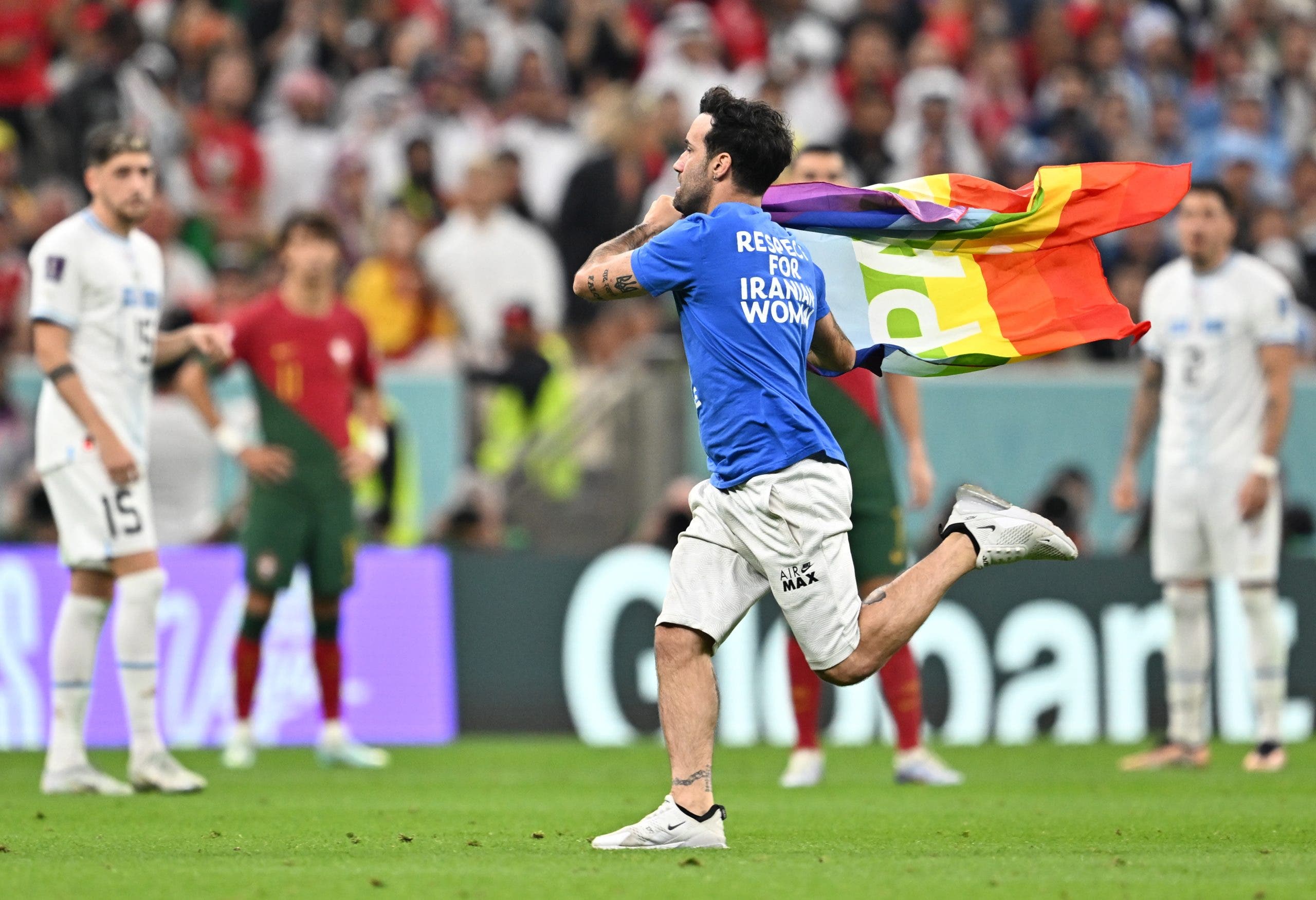 Fan con bandera arcoíris irrumpe en partido del Mundial