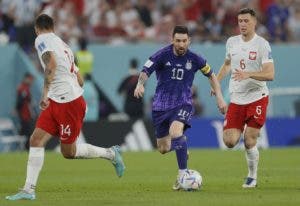 Argentina vence 2-0 a Polonia y avanza a los octavos de final en el Mundial