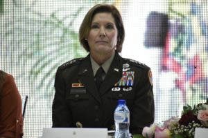 La jefa de Comando Sur y el ministro de Defensa abordan cooperación