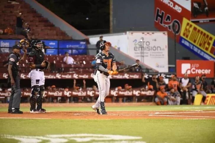 Toros sobreviven a un difícil noveno inning para vencer a Gigantes