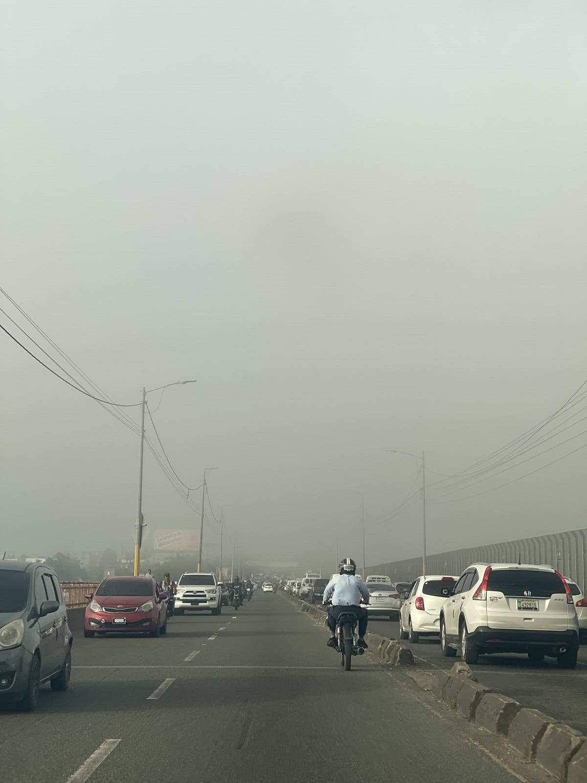 Densa nube de neblina arropa el Gran Santo Domingo