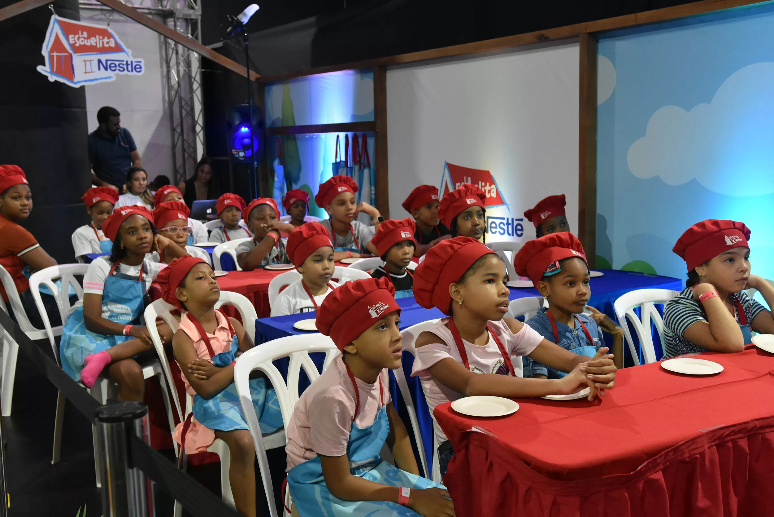 Foto 4, Niños toman instrucciones de nutrición en la Escuelita de Nestlé.