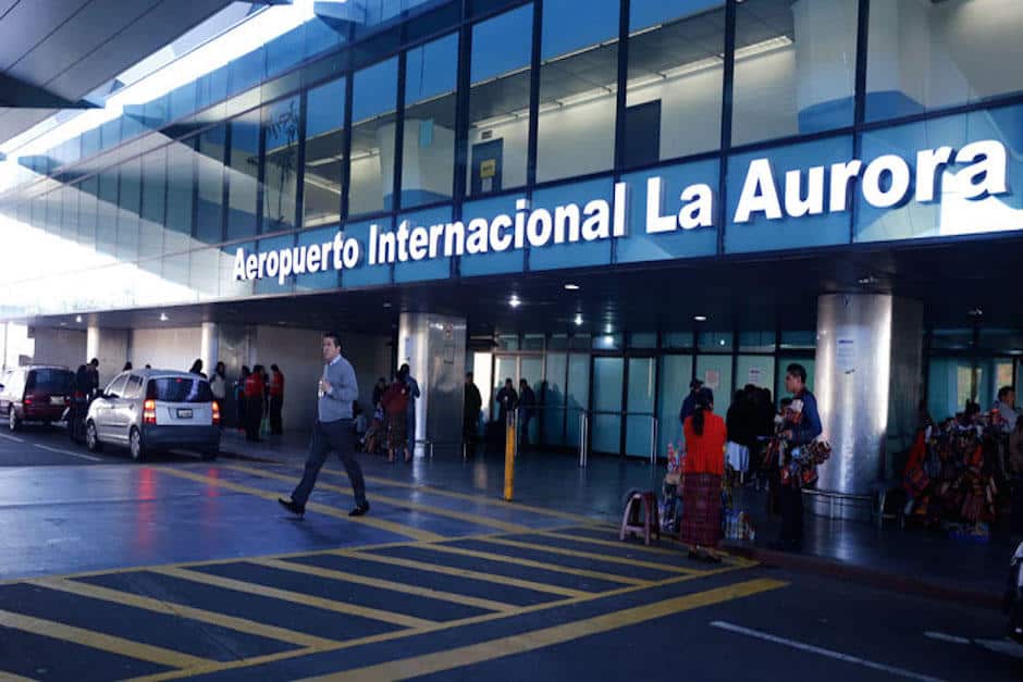 Un grupo de 25 dominicanos quedan varados en aeropuerto de Guatemala