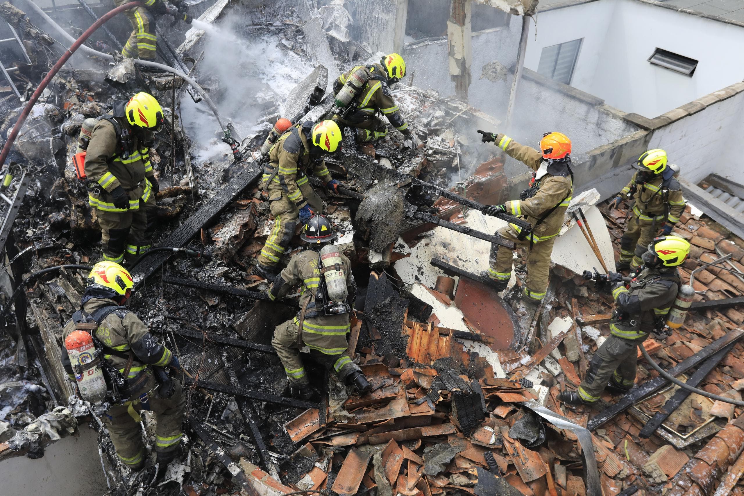 Avioneta cae en barrio residencial de Medellín y deja al menos ocho muertos